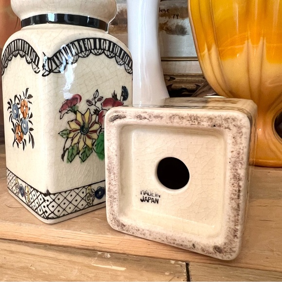 Vintage Japan Oversized Salt & Pepper Spice Shakers No Plugs - Picture 4 of 4